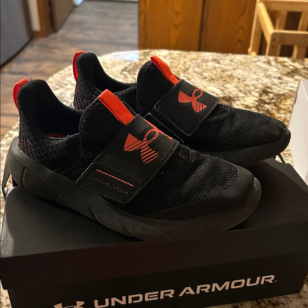 Under Armour Boy's Athletic Slip On Shoes Tennis Shoe size 4Y Black Red